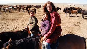Julia Roberts is riding a horse