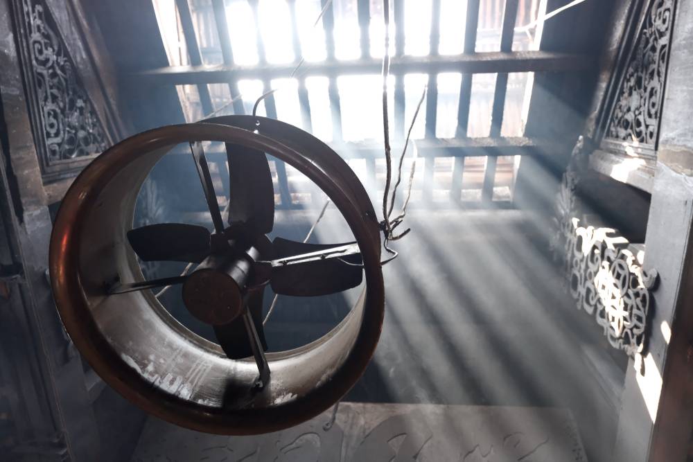 old fashioned round fan with four blades